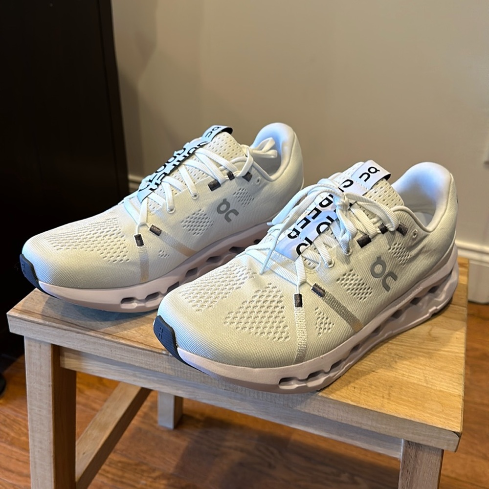 Men’s size 10 ON white cloud surfer running shoe